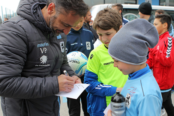 Profi-Trainer Vitor Pereira gibt Autogramme. Foto: A. Wild